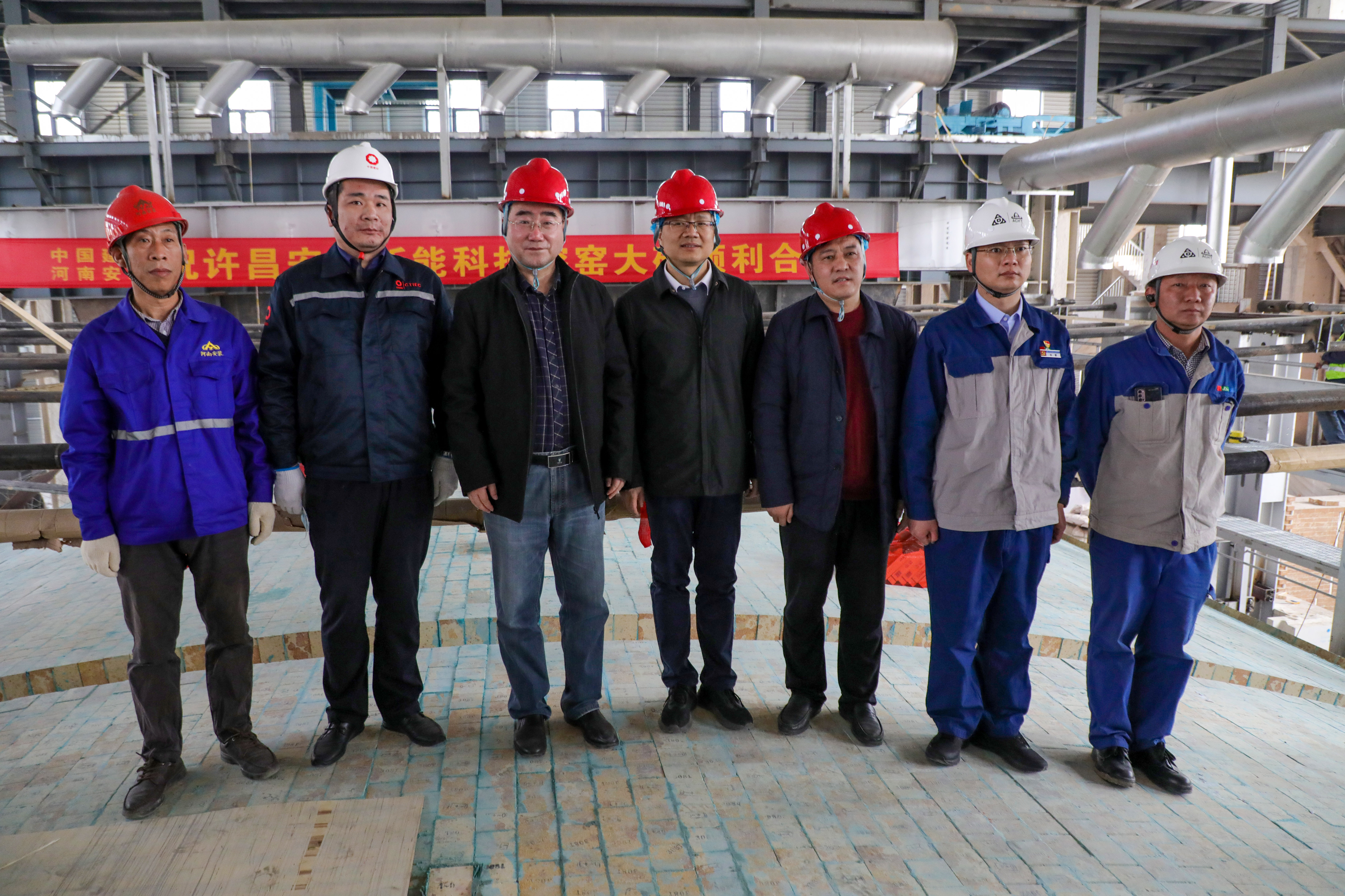 重要進(jìn)展！許昌安彩熔窯大碹順利合攏