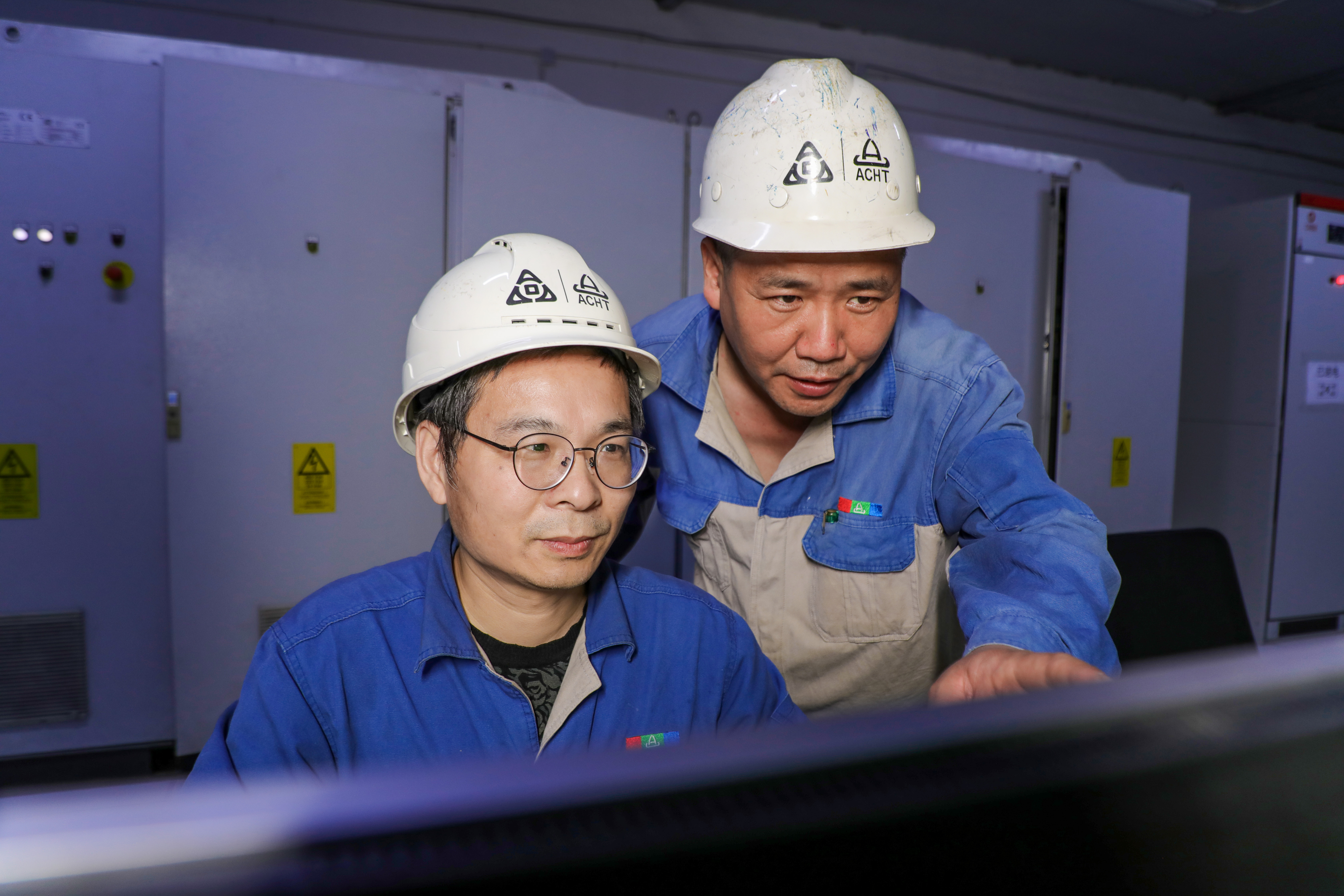 安陽市工人先鋒號(hào)：光熱科技設(shè)備維修車間整備系