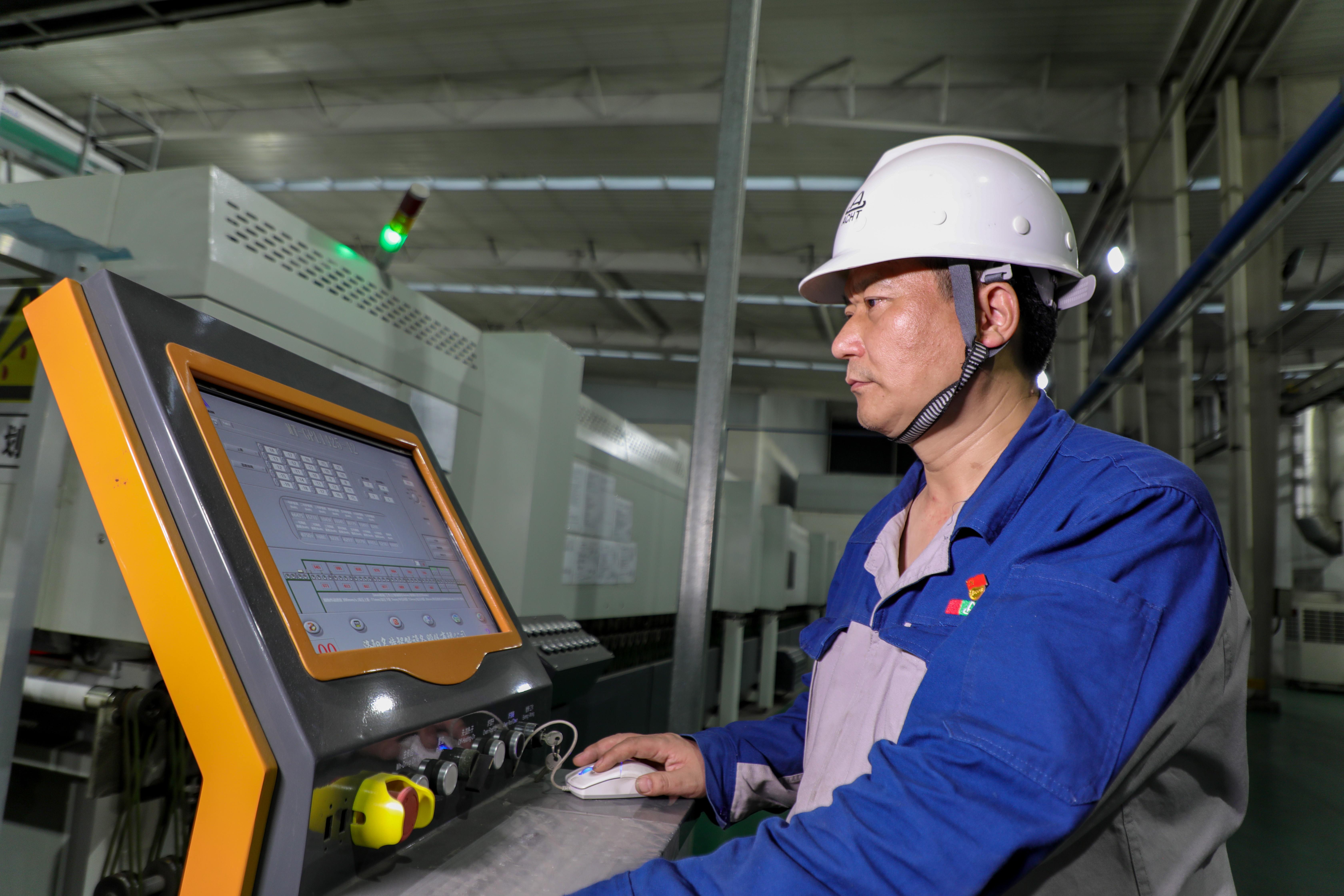 安陽市五一勞動獎章獲得者趙俊濤：采擷太陽之光，追求綠色事業