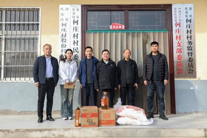 安彩高科到“第一書記”駐村點(diǎn)開展重陽節(jié)慰問活動